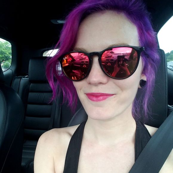 Meet your Posher, Jenn - Picture 2 of 2